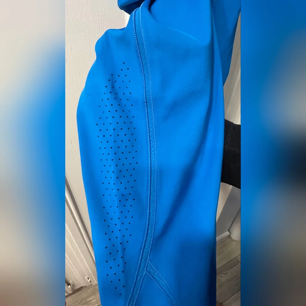 Under Armour Women's Vibrant Blue Capri Exercise Pants ~ Size XL - Picture 4 of 9
